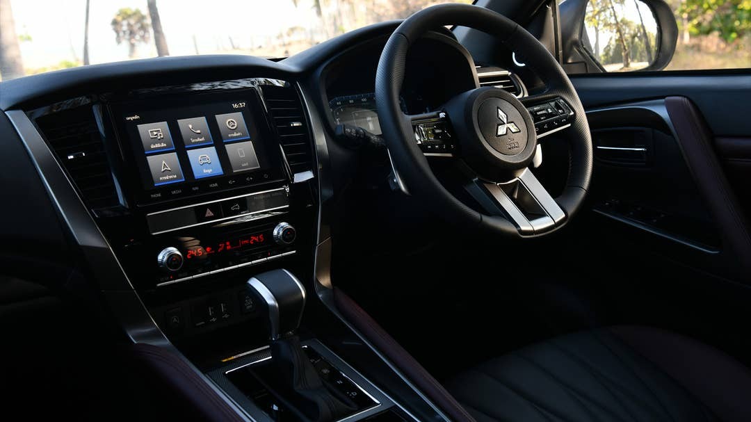 Cận cảnh Mitsubishi Pajero Sport 2024 ra mắt tại Thái Lan, thiết kế y như cũ