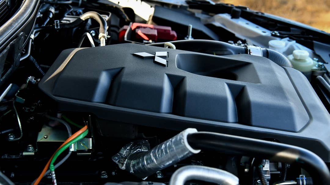 Cận cảnh Mitsubishi Pajero Sport 2024 ra mắt tại Thái Lan, thiết kế y như cũ