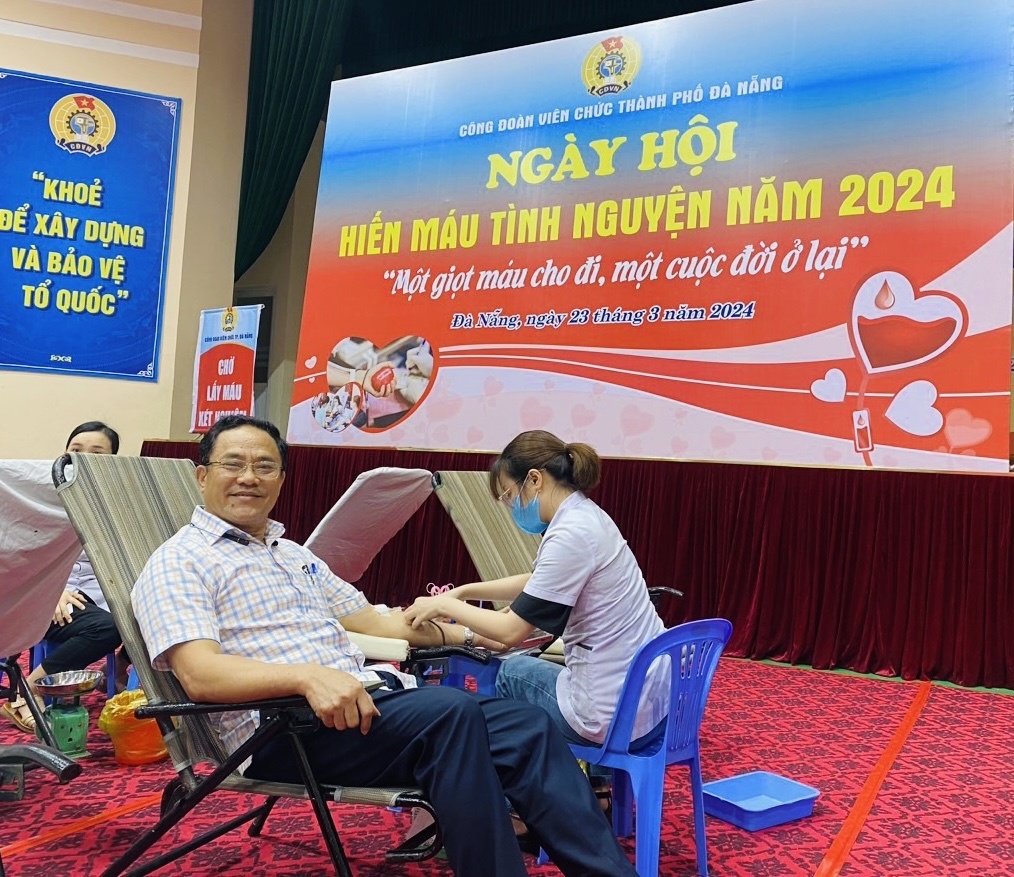 40 lần hiến máu cứu người của một đoàn viên Công đoàn 40 lần hiến máu cứu người của một đoàn viên Công đoàn
