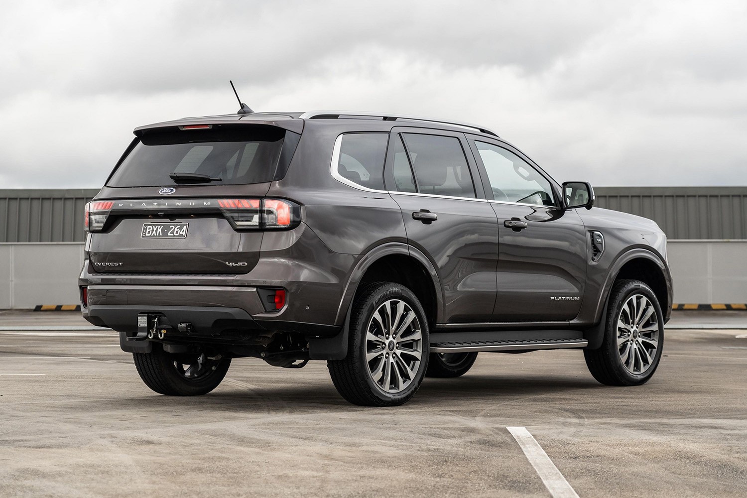 Ford Everest Platinum 2024 ra mắt tại Thái Lan