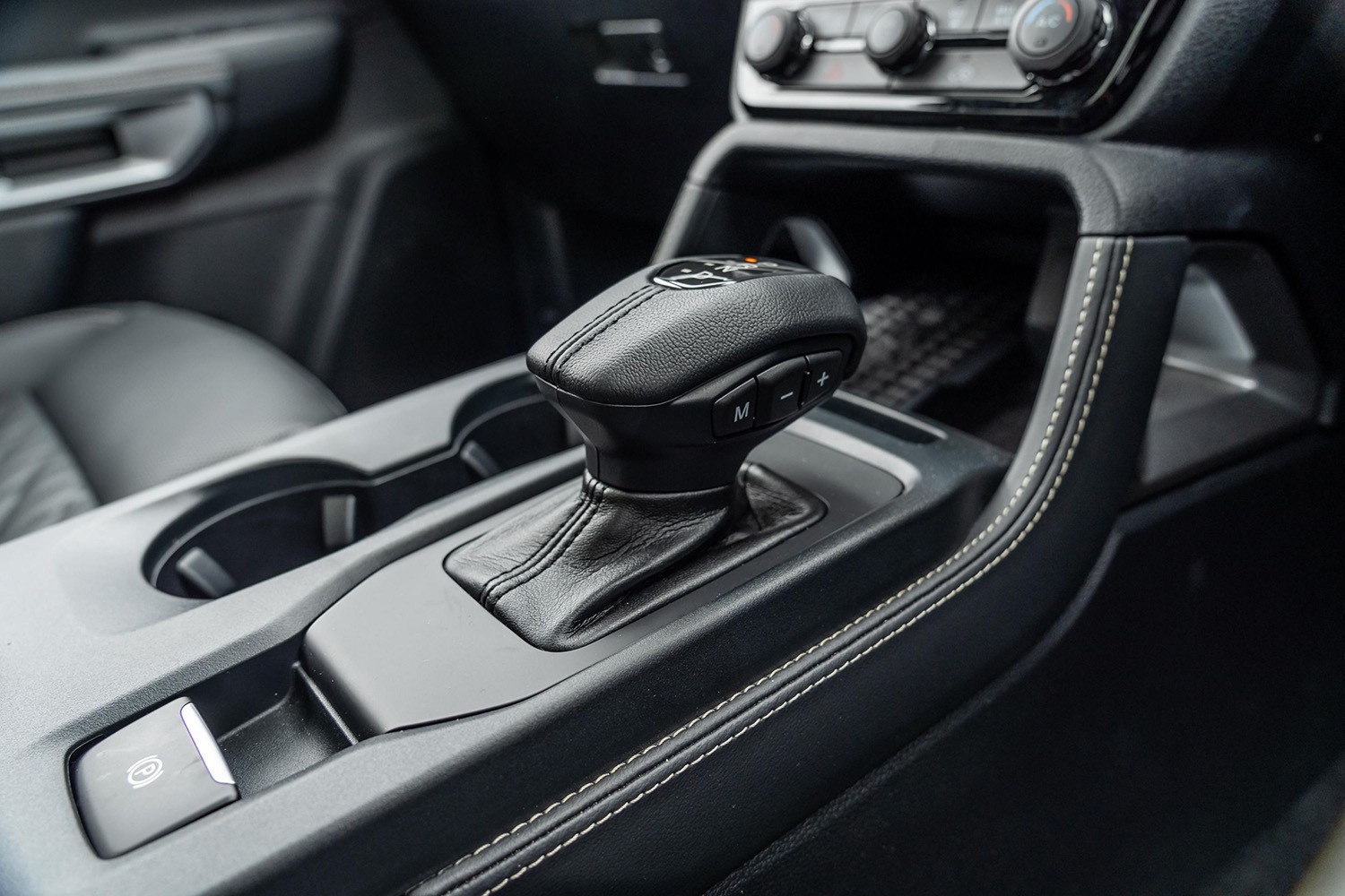 Ford Everest Platinum 2024 ra mắt tại Thái Lan