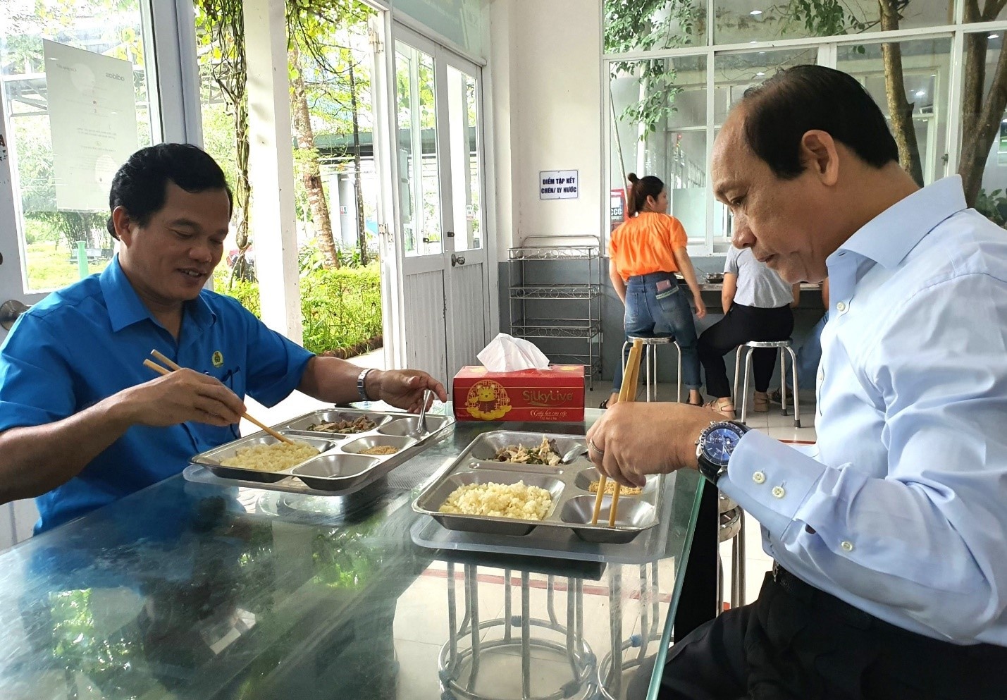 Công đoàn giám sát chất lượng bữa ăn ca cho người lao động