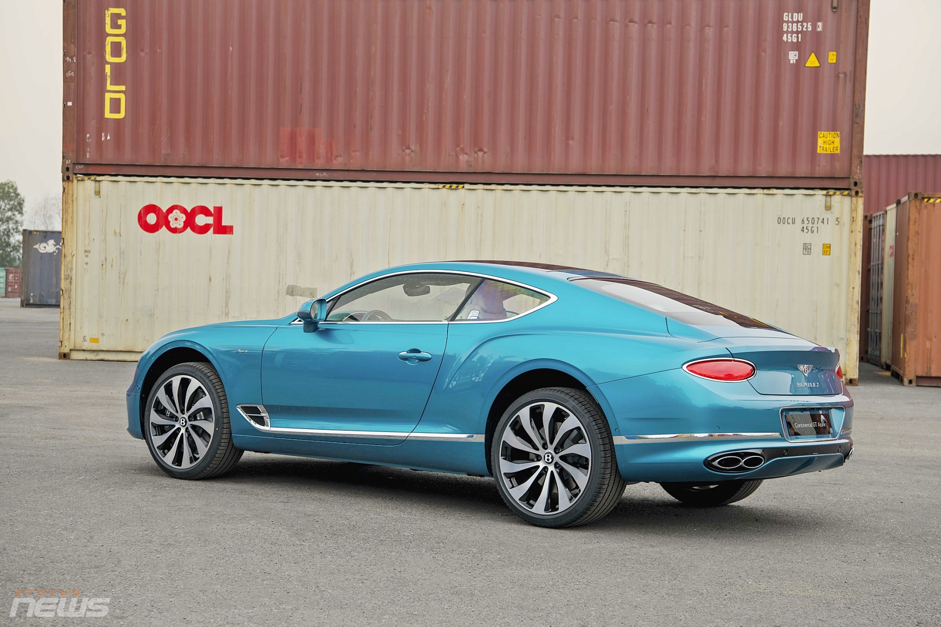 Bentley Continental GT Azure V8 đầu tiên có mặt tại Việt Nam