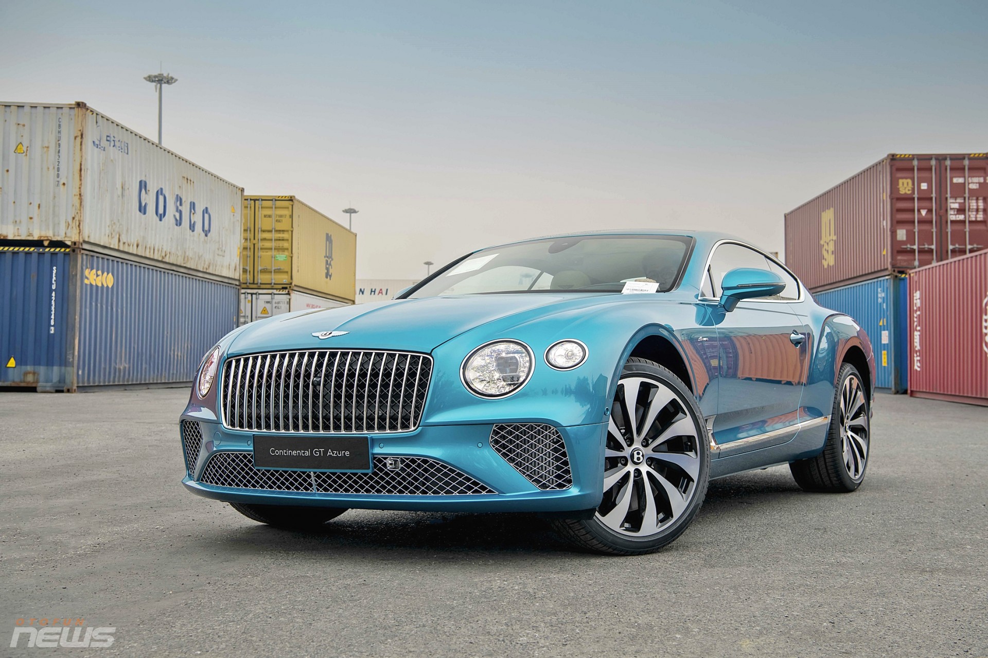 Bentley Continental GT Azure V8 đầu tiên có mặt tại Việt Nam