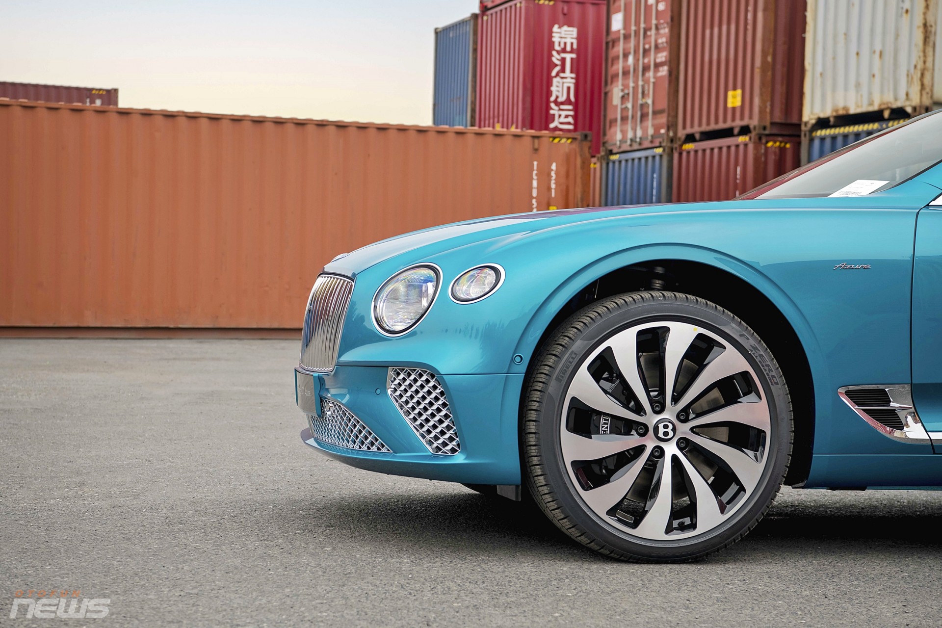 Bentley Continental GT Azure V8 đầu tiên có mặt tại Việt Nam