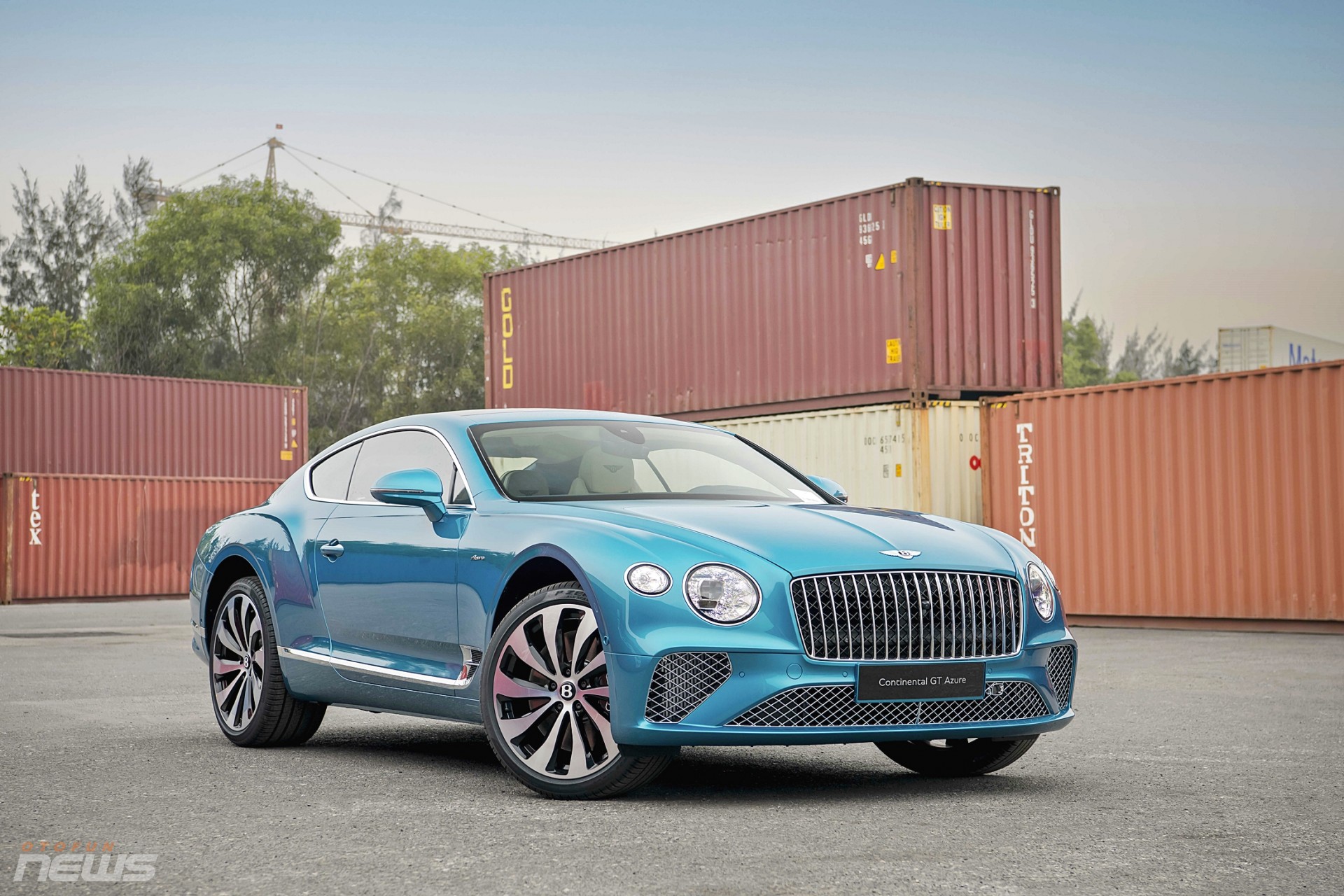Bentley Continental GT Azure V8 đầu tiên có mặt tại Việt Nam