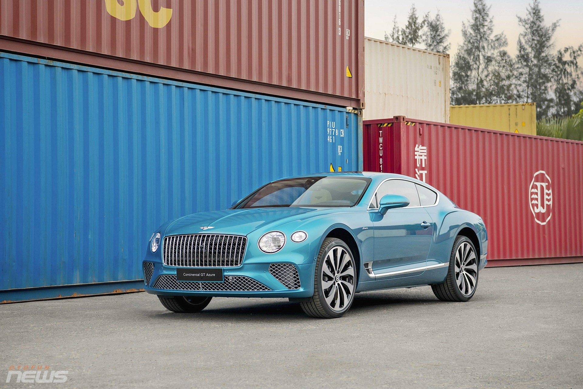 Bentley Continental GT Azure V8 đầu tiên có mặt tại Việt Nam Bentley Continental GT Azure V8 đầu tiên có mặt tại Việt Nam