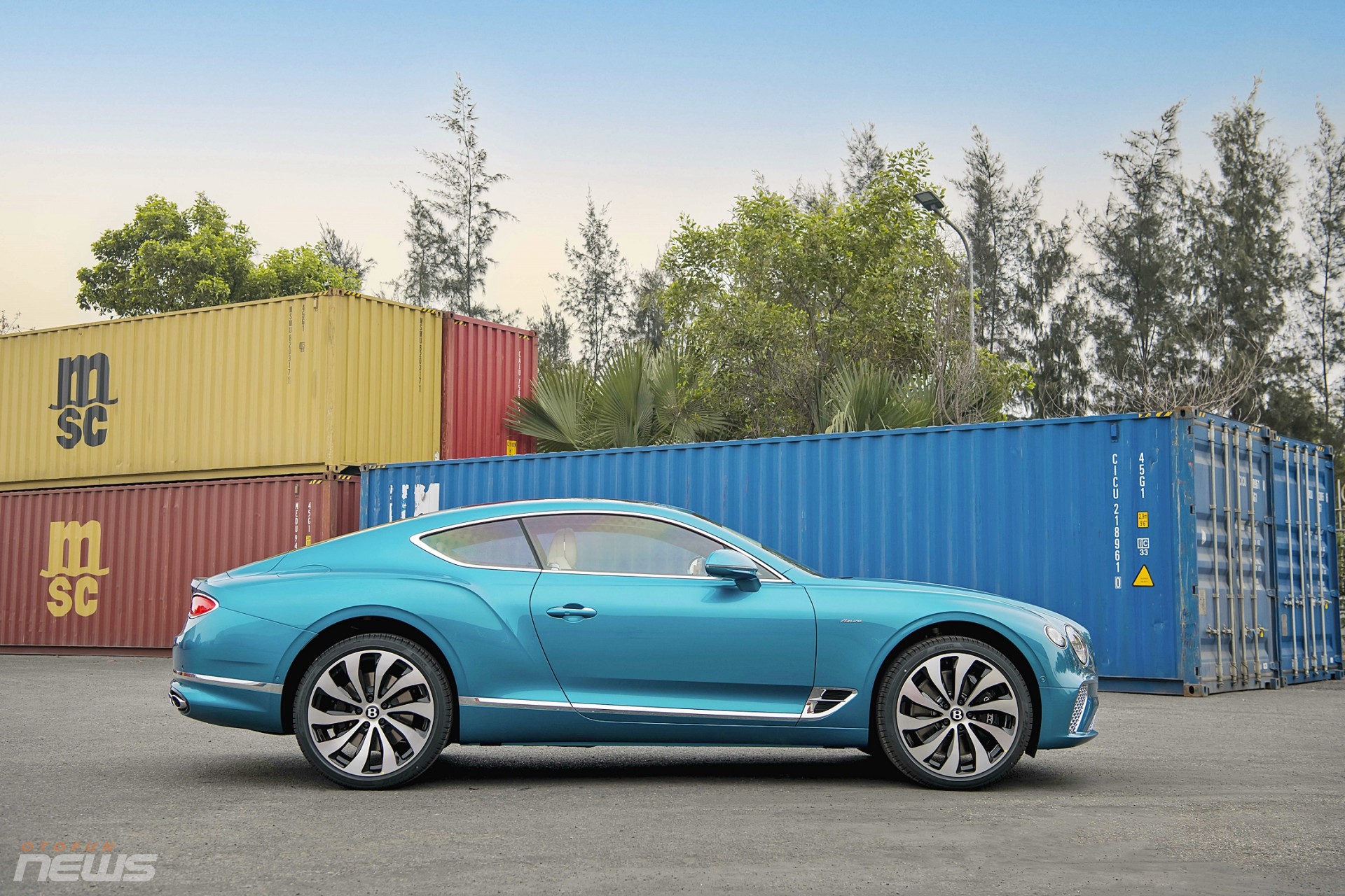 Bentley Continental GT Azure V8 đầu tiên có mặt tại Việt Nam Bentley Continental GT Azure V8 đầu tiên có mặt tại Việt Nam