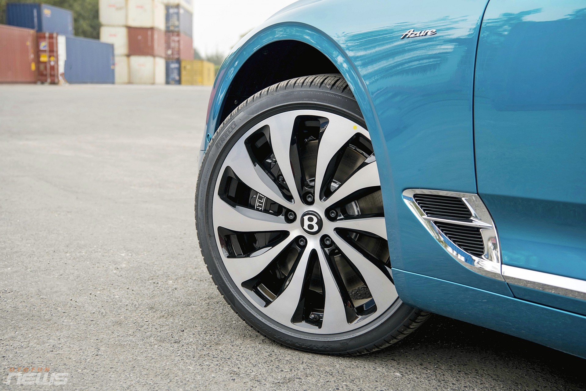 Bentley Continental GT Azure V8 đầu tiên có mặt tại Việt Nam