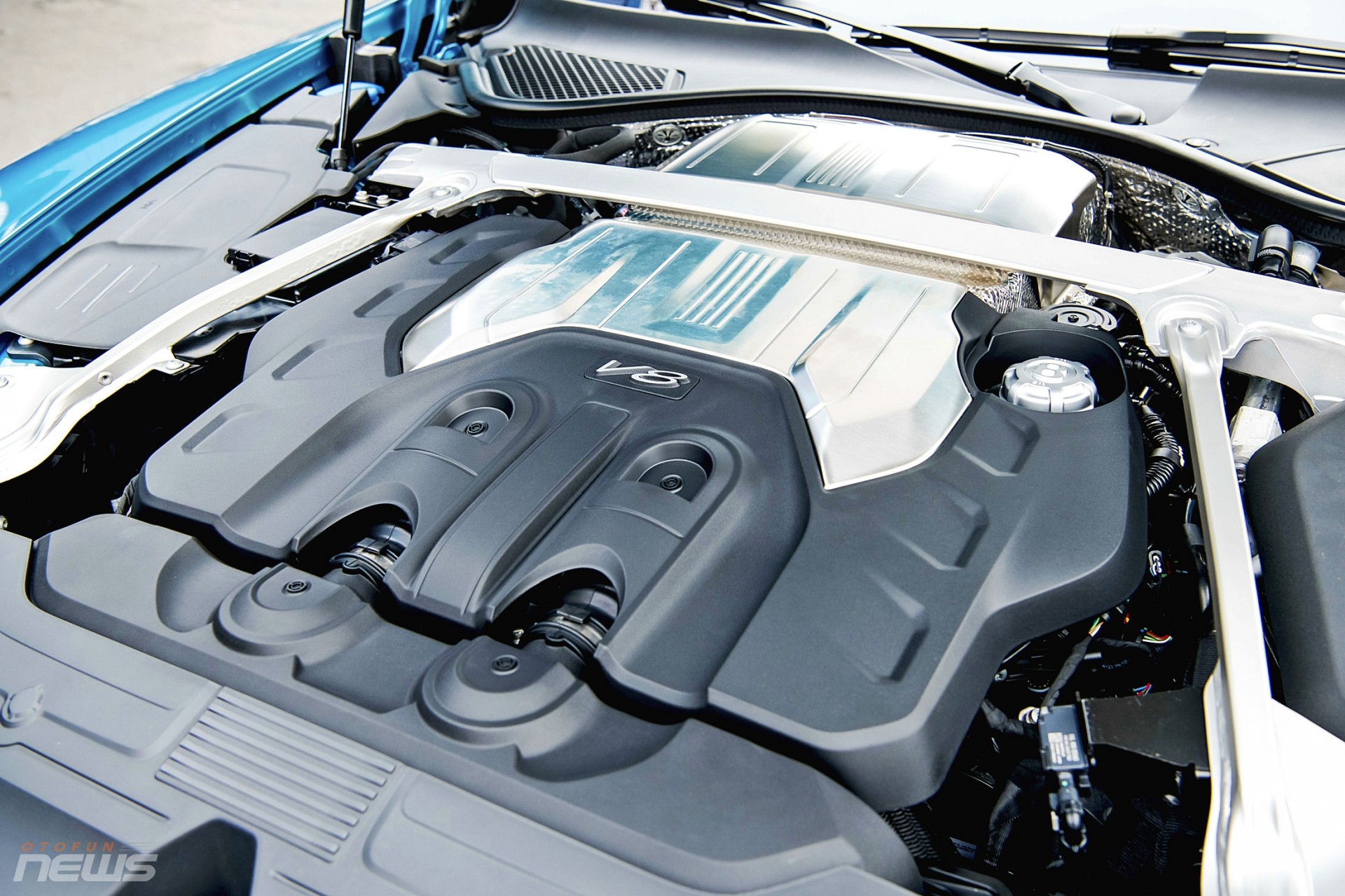 Bentley Continental GT Azure V8 đầu tiên có mặt tại Việt Nam