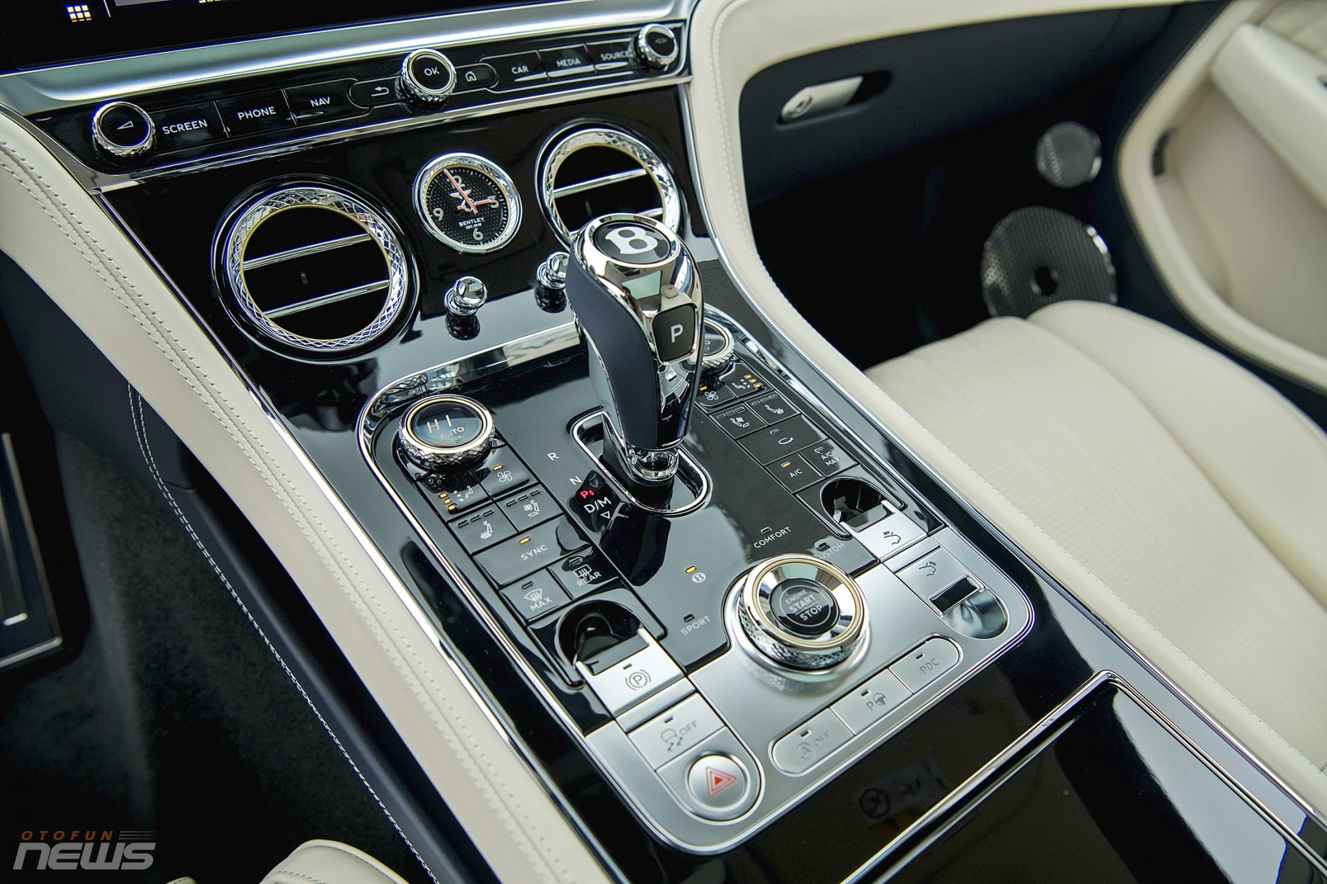 Bentley Continental GT Azure V8 đầu tiên có mặt tại Việt Nam