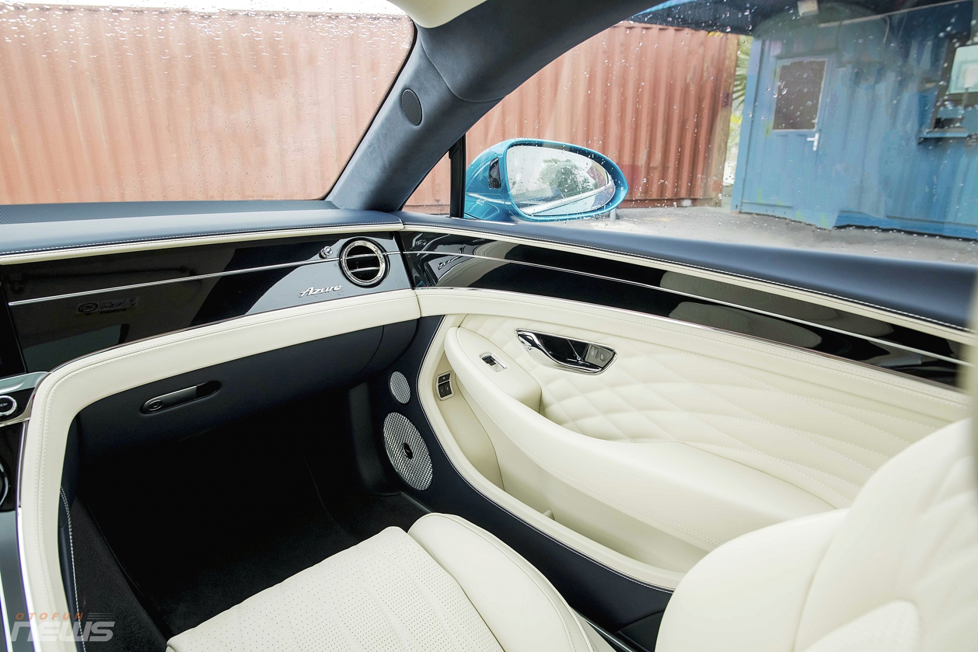 Bentley Continental GT Azure V8 đầu tiên có mặt tại Việt Nam