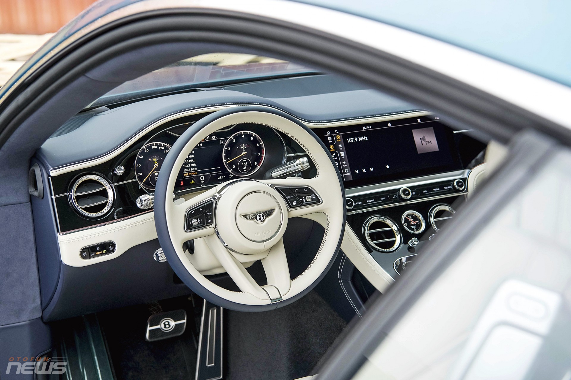 Bentley Continental GT Azure V8 đầu tiên có mặt tại Việt Nam