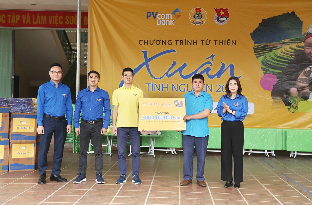 PVcomBank mang yêu thương đến các hoàn cảnh khó khăn tại tỉnh Lào Cai