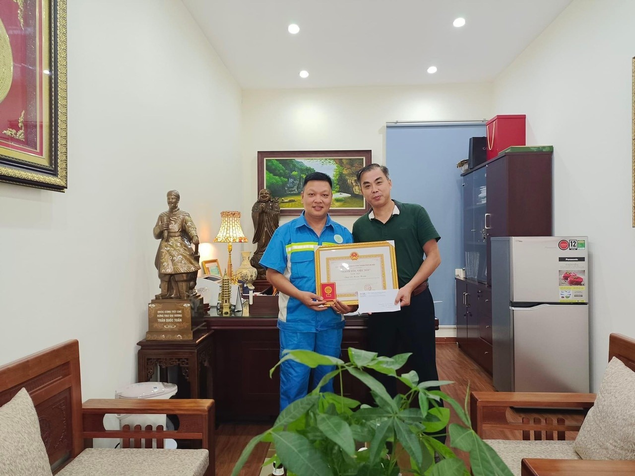 Cha con công nhân nối gương nhau vào Đảng Cha con công nhân nối gương nhau vào Đảng