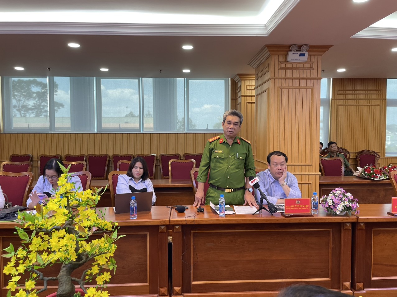 Triệt phá đường dây tội phạm nhắm vào công nhân để thu lợi bất chính Triệt phá đường dây tội phạm nhắm vào công nhân để thu lợi bất chính