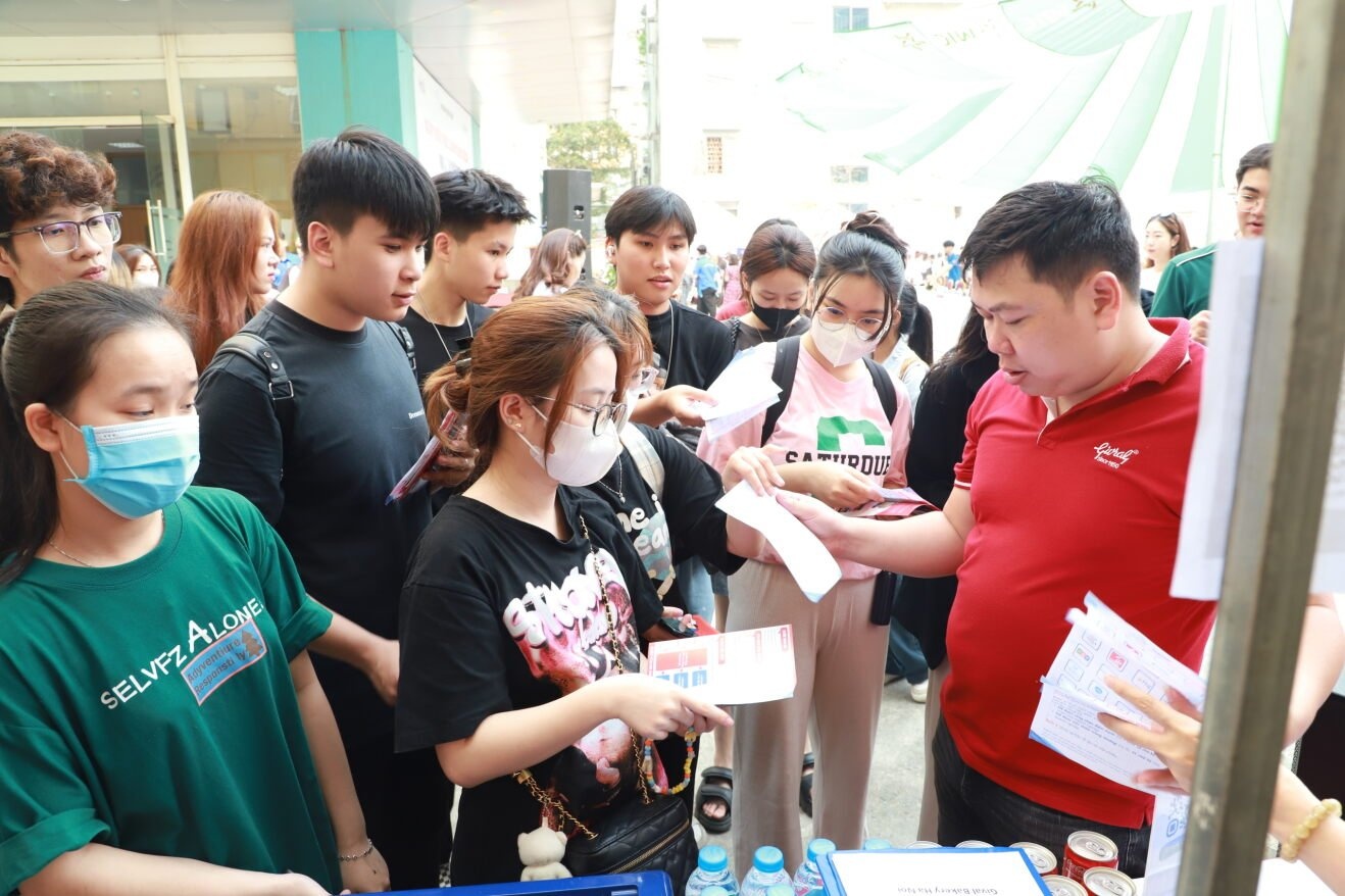 Việc làm bán thời gian tập trung chủ yếu vào nhóm 18 - 25 tuổi Việc làm bán thời gian tập trung chủ yếu vào nhóm 18 - 25 tuổi