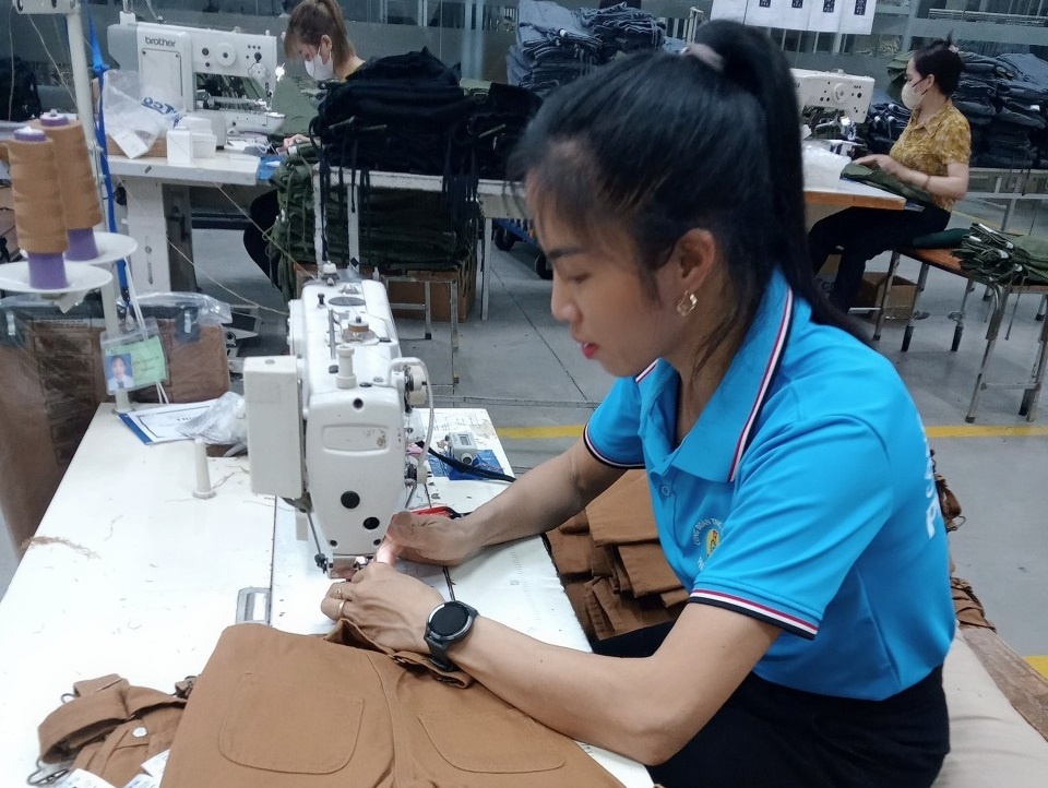 Nữ đảng viên từ chối làm tổ trưởng để là… công nhân may Nữ đảng viên từ chối làm tổ trưởng để là… công nhân may