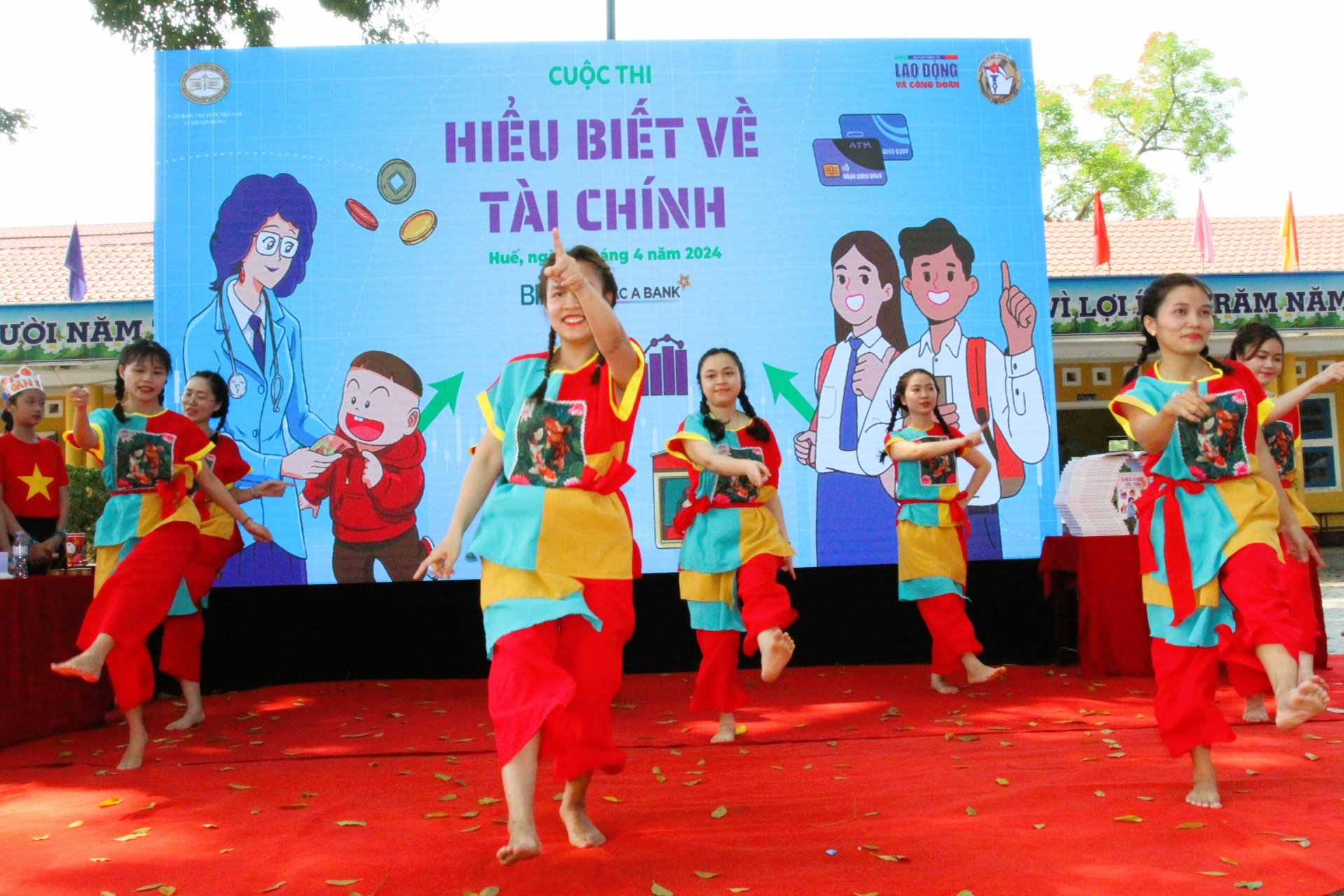 Hiểu về tiền để “làm chủ” nó