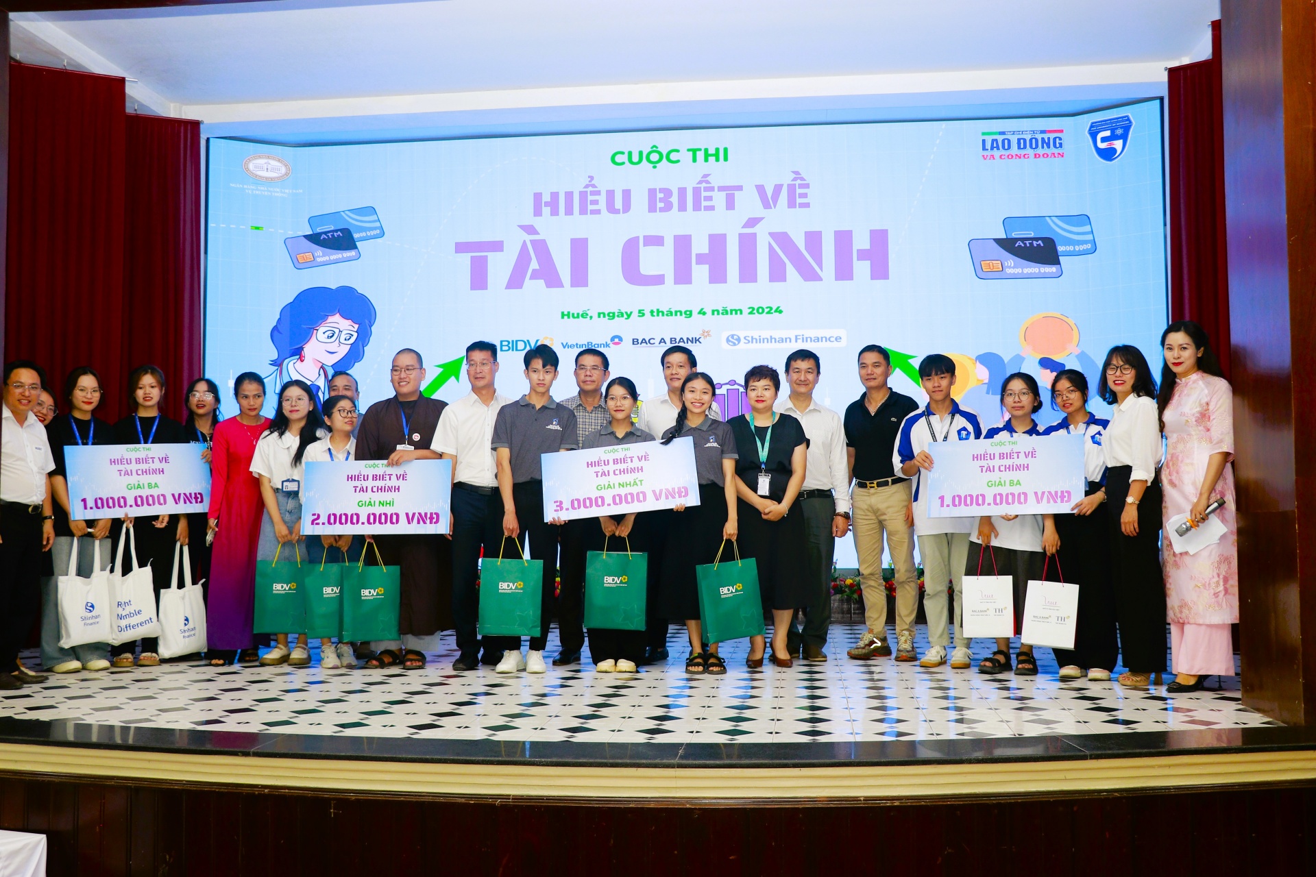 Hiểu về tiền để “làm chủ” nó