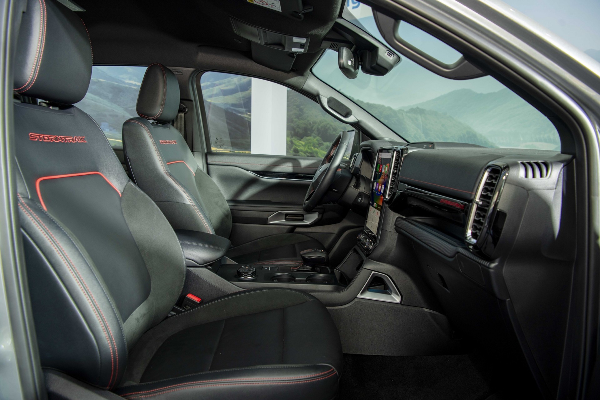 Ford Việt Nam công bố giá Ranger Stormtrak và Everest Platinum Ford Việt Nam công bố giá Ranger Stormtrak và Everest Platinum