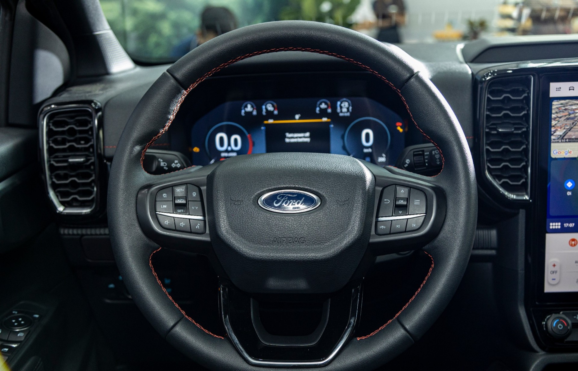 Soi chi tiết bộ đôi Ford Everest Platinum và Ranger Stormtrak vừa ra mắt Soi chi tiết bộ đôi Ford Everest Platinum và Ranger Stormtrak vừa ra mắt