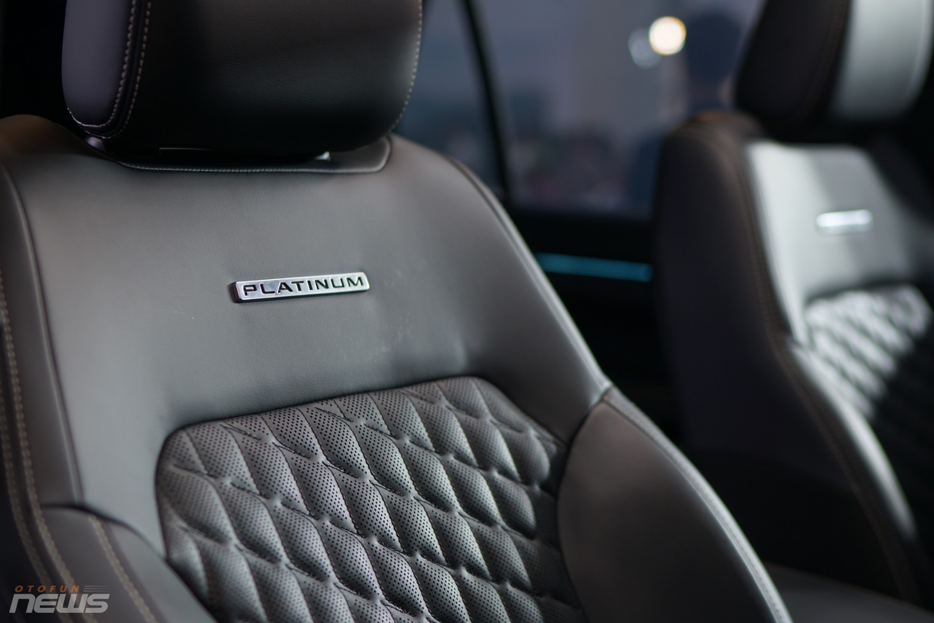 Soi chi tiết bộ đôi Ford Everest Platinum và Ranger Stormtrak vừa ra mắt Soi chi tiết bộ đôi Ford Everest Platinum và Ranger Stormtrak vừa ra mắt