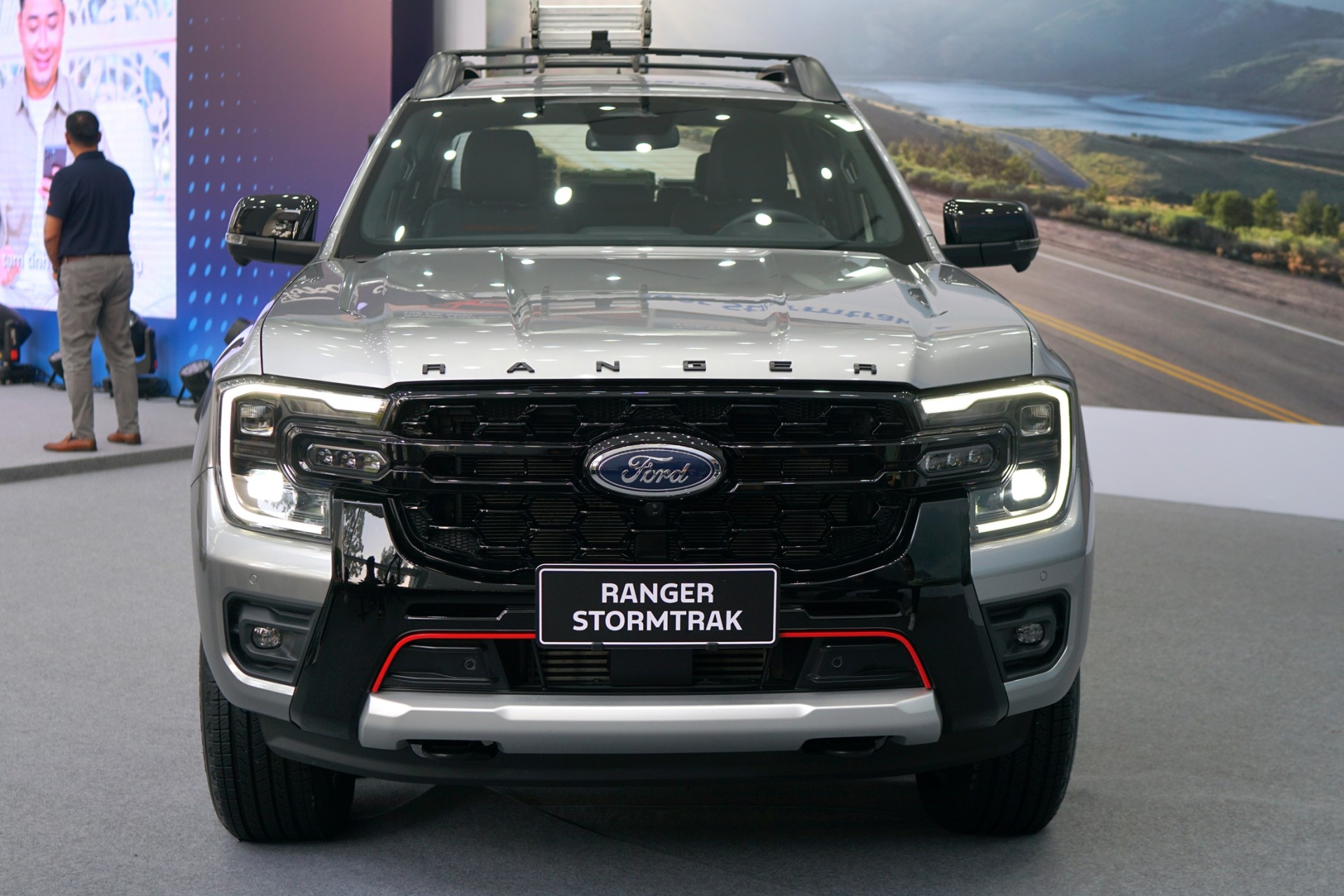 Soi chi tiết bộ đôi Ford Everest Platinum và Ranger Stormtrak vừa ra mắt Soi chi tiết bộ đôi Ford Everest Platinum và Ranger Stormtrak vừa ra mắt