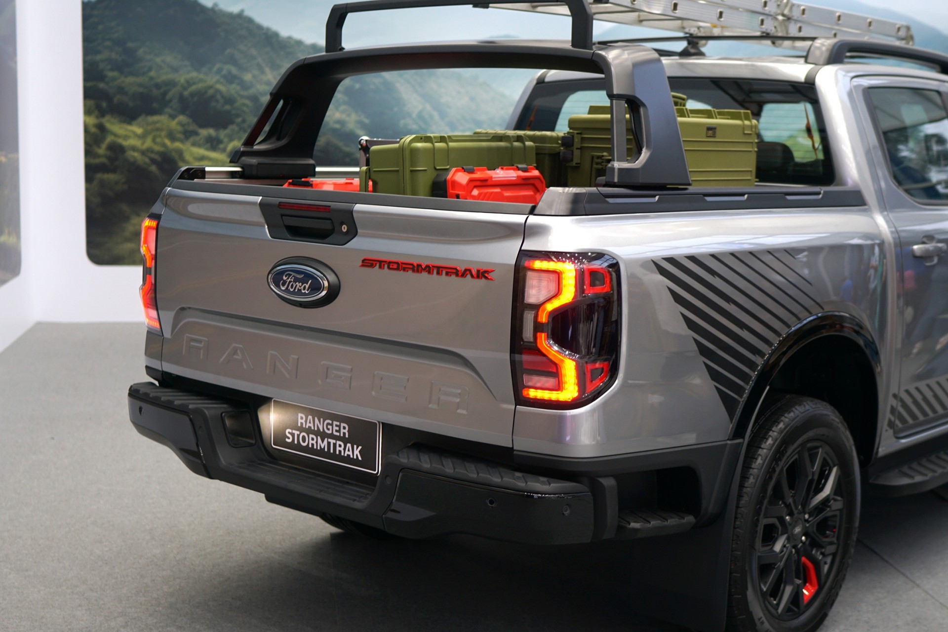 Soi chi tiết bộ đôi Ford Everest Platinum và Ranger Stormtrak vừa ra mắt Soi chi tiết bộ đôi Ford Everest Platinum và Ranger Stormtrak vừa ra mắt