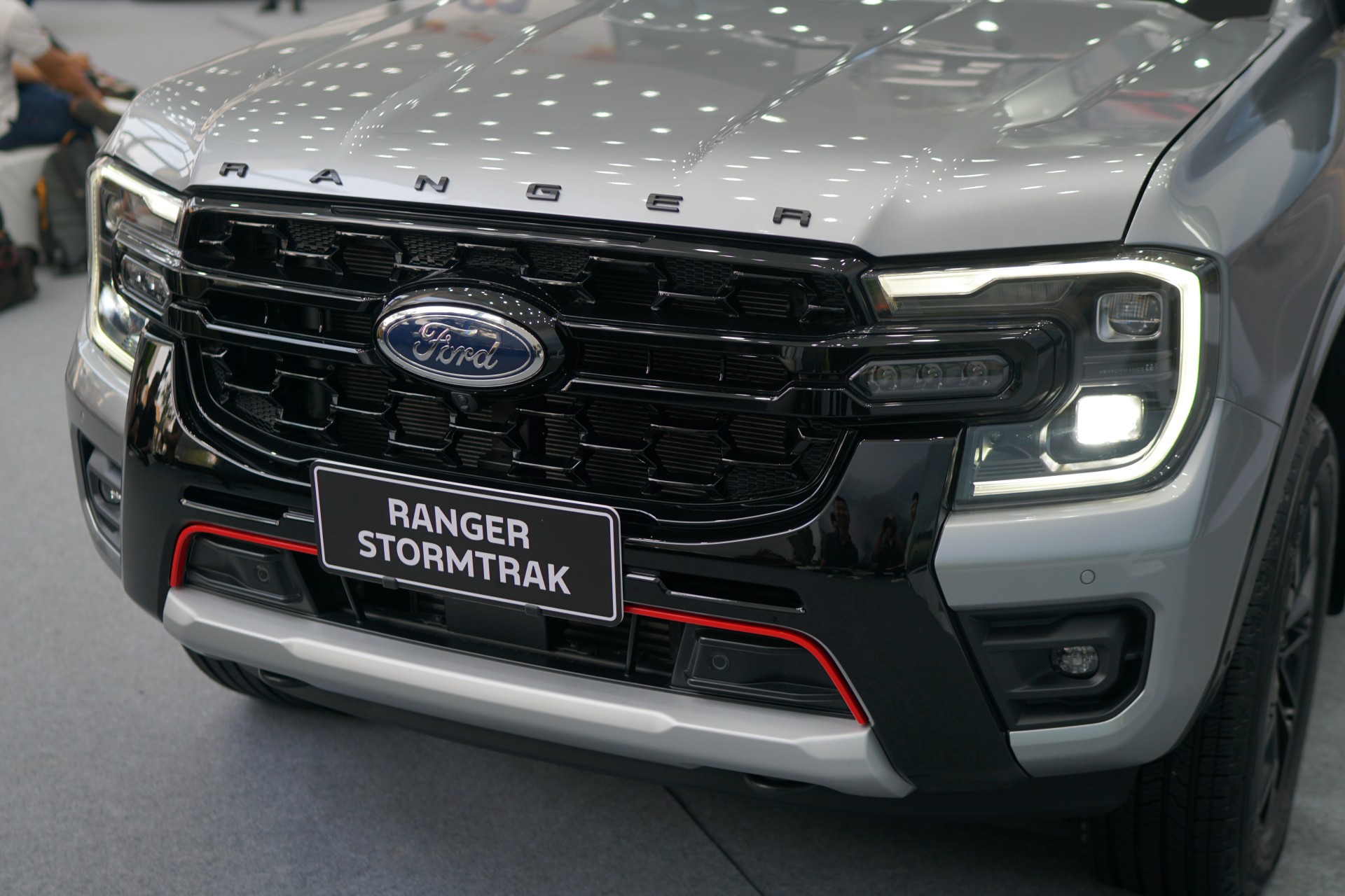Soi chi tiết bộ đôi Ford Everest Platinum và Ranger Stormtrak vừa ra mắt Soi chi tiết bộ đôi Ford Everest Platinum và Ranger Stormtrak vừa ra mắt