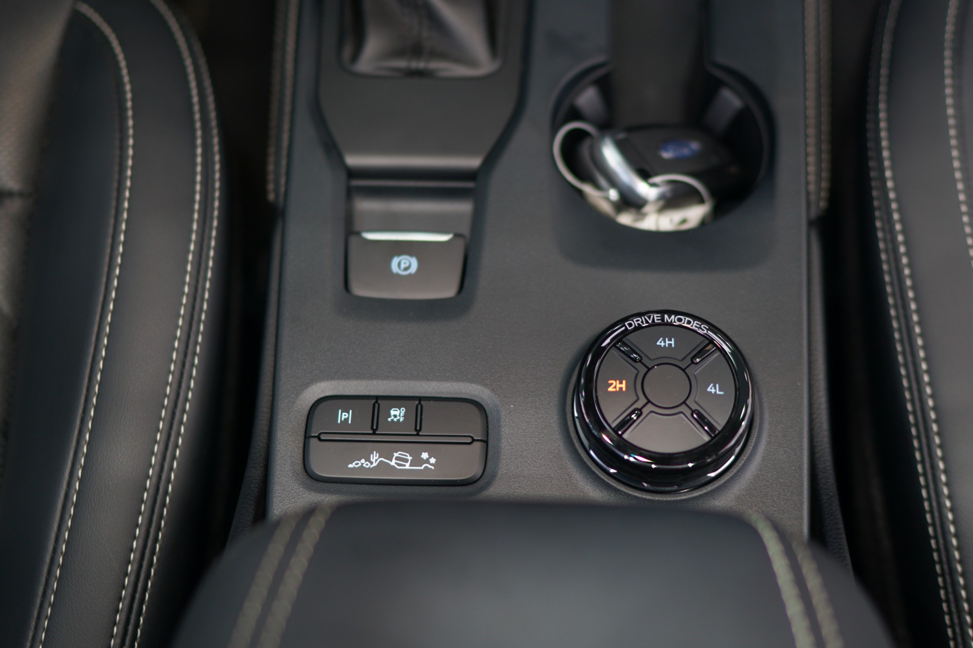 Soi chi tiết bộ đôi Ford Everest Platinum và Ranger Stormtrak vừa ra mắt Soi chi tiết bộ đôi Ford Everest Platinum và Ranger Stormtrak vừa ra mắt