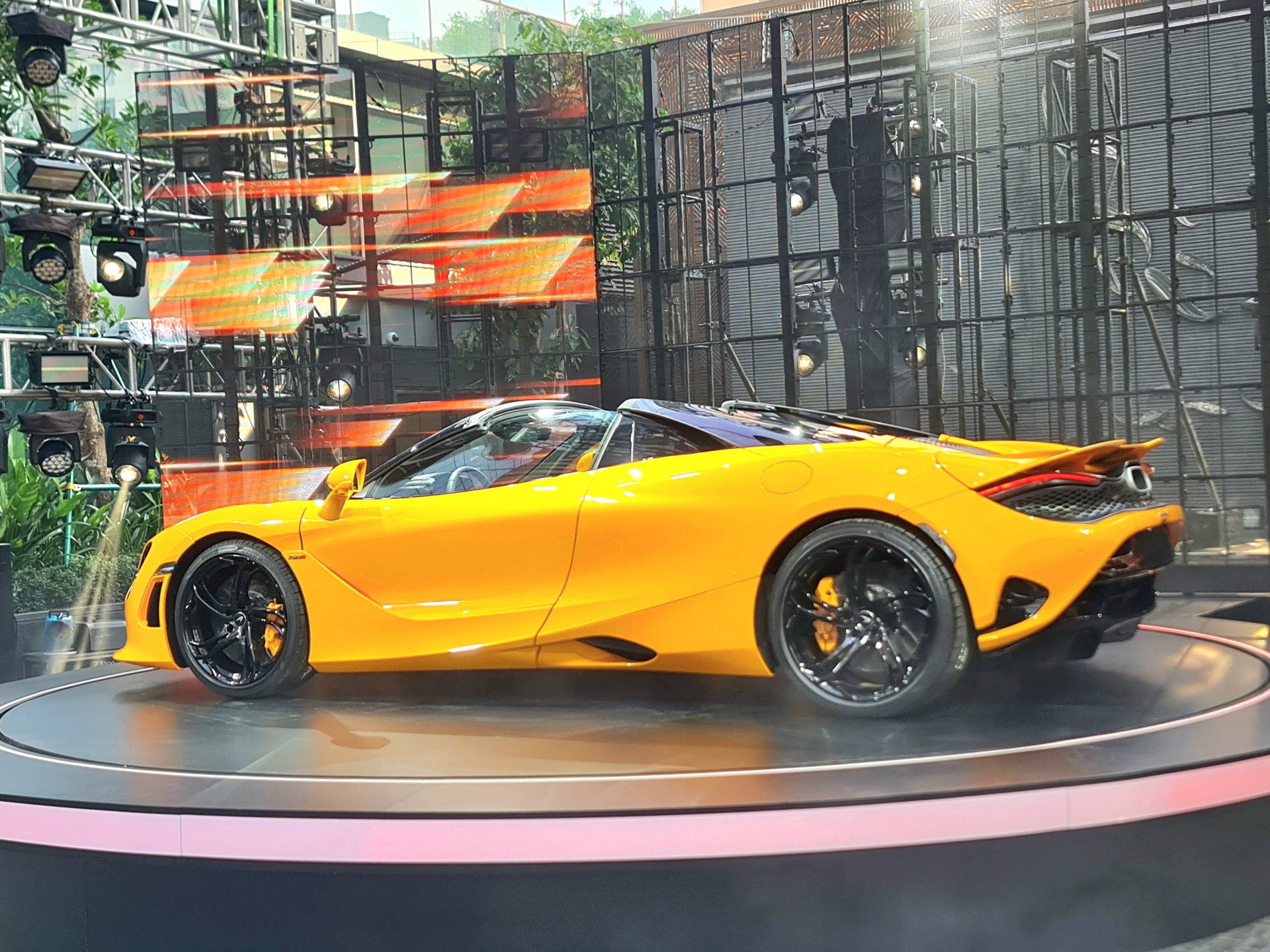 Siêu xe McLaren 750S Spider ra mắt tại Việt Nam với giá bán khởi điểm từ 21,7 tỷ đồng