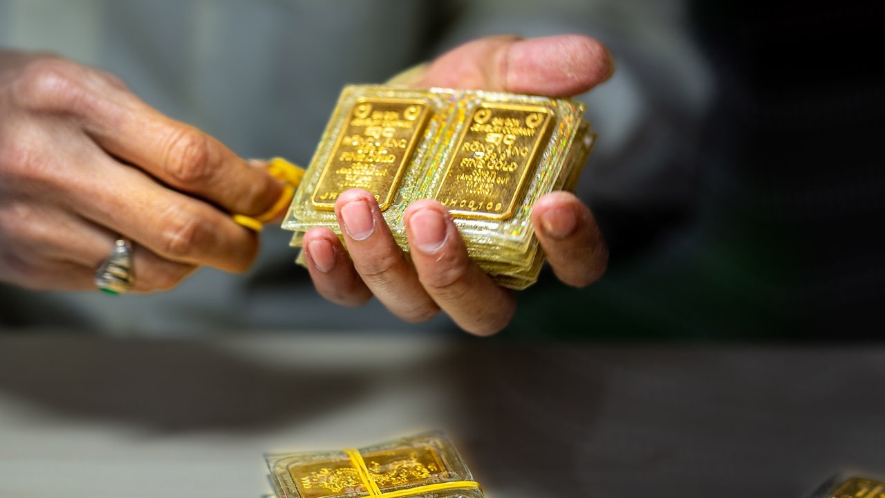 Vàng, chứng khoán và tiền trong dân