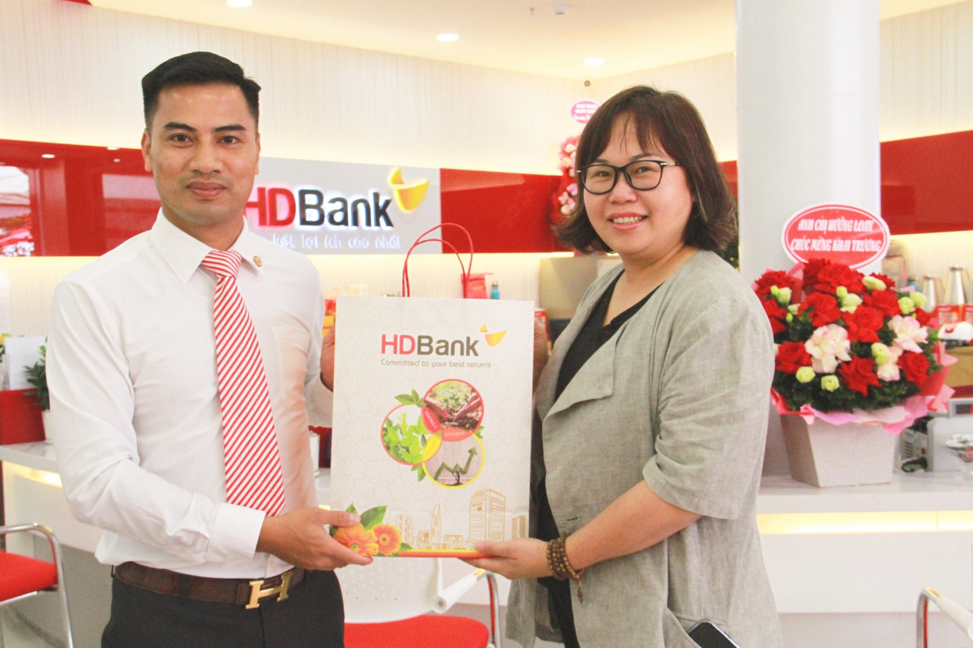 HDBank Móng Cái còn dành tặng nhiều phần quà cho những khách hàng đầu tiên đến giao dịch. HDBank Móng Cái còn dành tặng nhiều phần quà cho những khách hàng đầu tiên đến giao dịch.