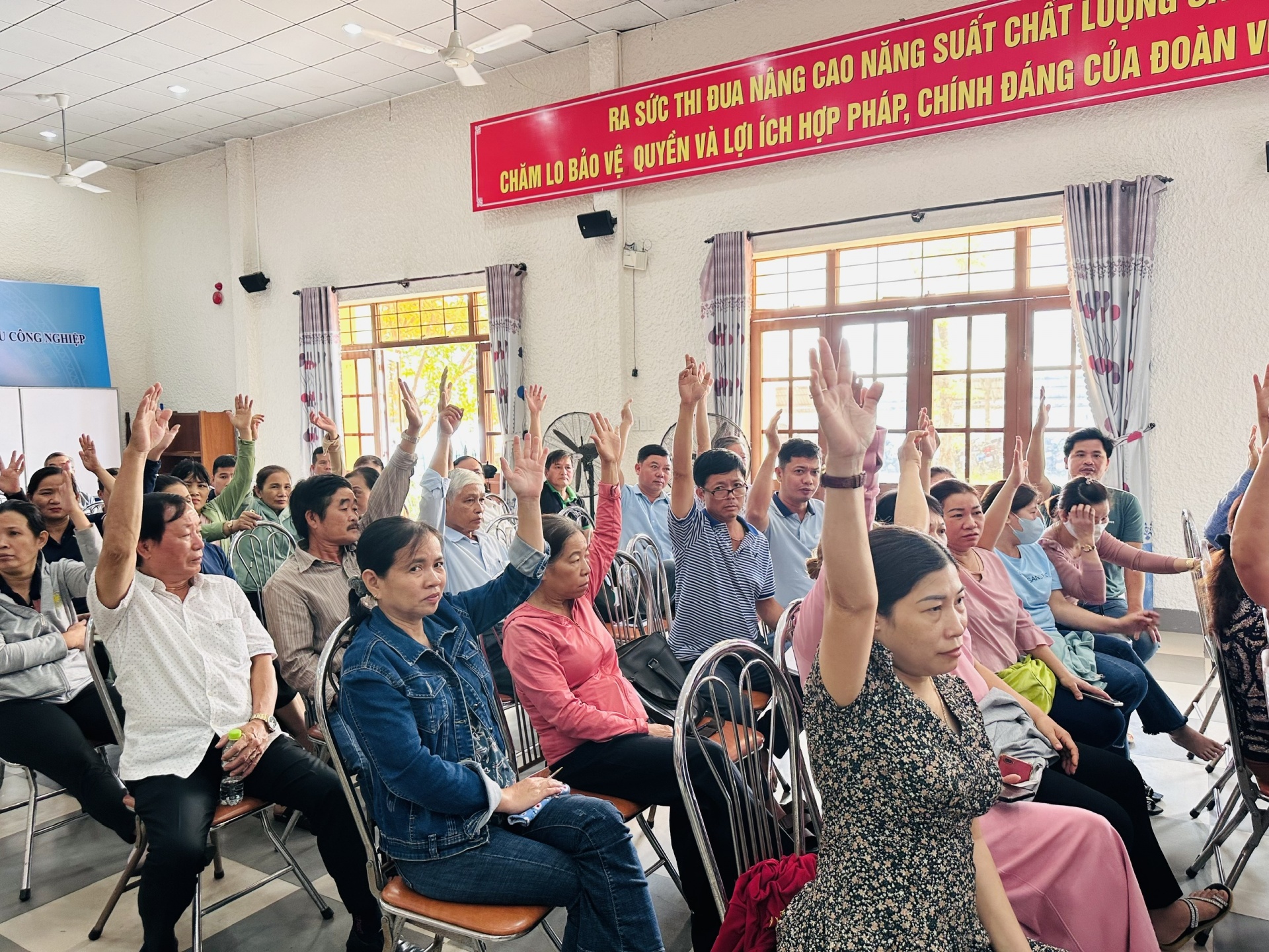 Người lao động bị nợ lương bươn chải kiếm sống dịp lễ