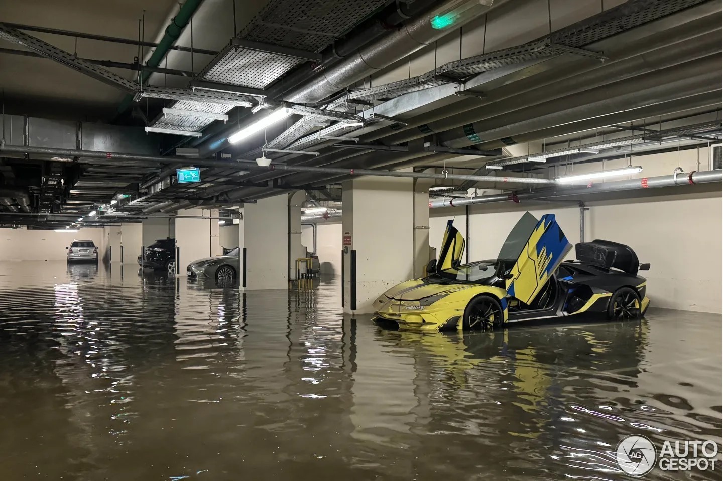 Nhiều xe sang ngập nước trong cơn lũ lịch sử ở Dubai, UAE Nhiều xe sang ngập nước trong cơn lũ lịch sử ở Dubai, UAE