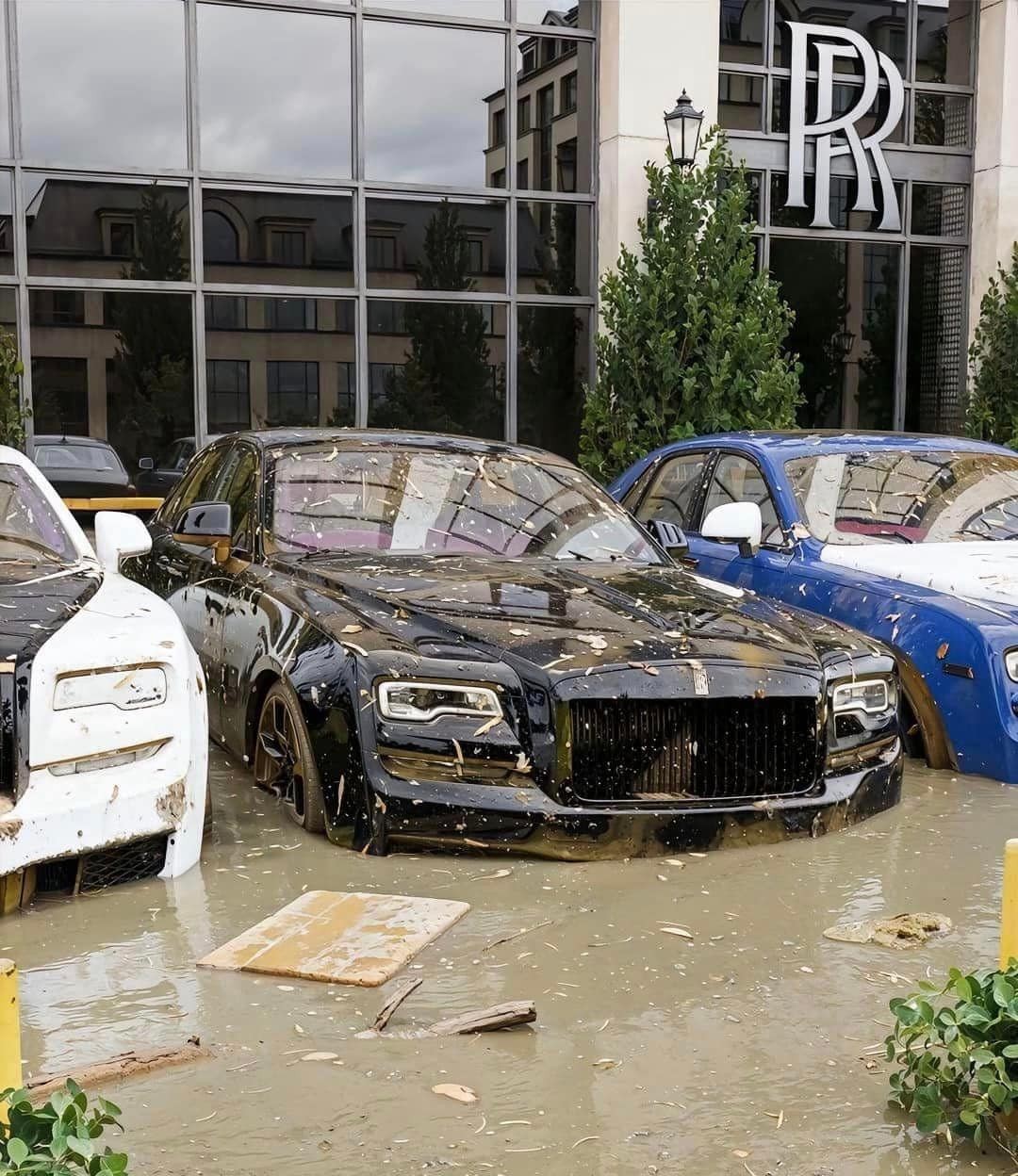 Xót ruột dàn siêu xe ngập bùn nước sau trận lũ lịch sử ở Dubai Xót ruột dàn siêu xe ngập bùn nước sau trận lũ lịch sử ở Dubai