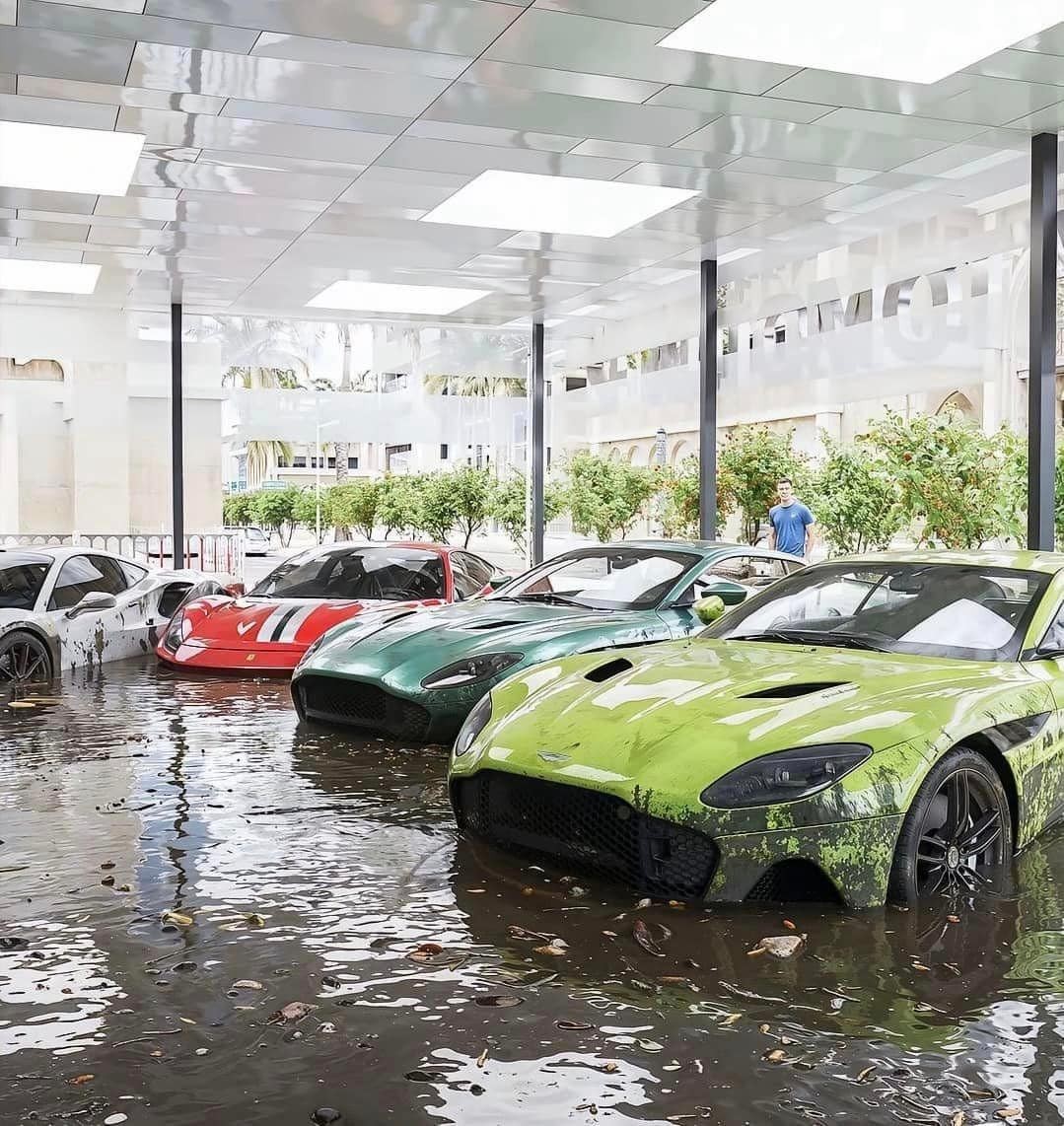 Xót ruột dàn siêu xe ngập bùn nước sau trận lũ lịch sử ở Dubai Xót ruột dàn siêu xe ngập bùn nước sau trận lũ lịch sử ở Dubai