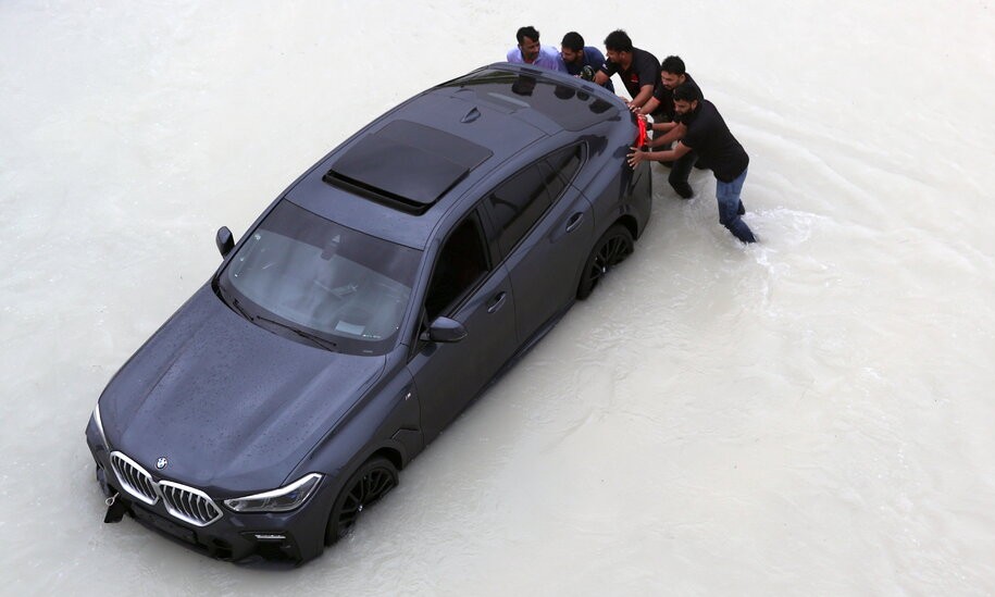 Nhiều xe sang ngập nước trong cơn lũ lịch sử ở Dubai, UAE Nhiều xe sang ngập nước trong cơn lũ lịch sử ở Dubai, UAE