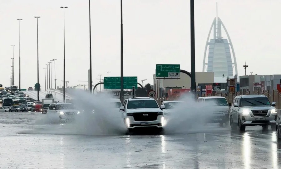 Nhiều xe sang ngập nước trong cơn lũ lịch sử ở Dubai, UAE Nhiều xe sang ngập nước trong cơn lũ lịch sử ở Dubai, UAE