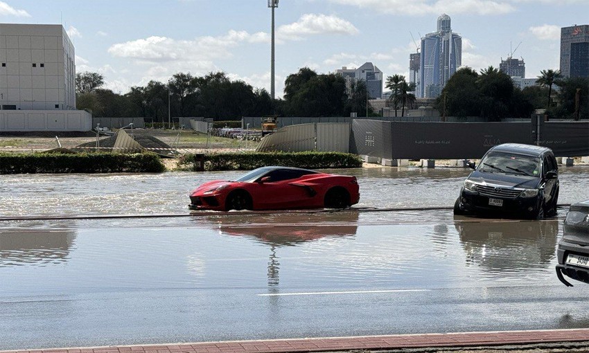 Nhiều xe sang ngập nước trong cơn lũ lịch sử ở Dubai, UAE Nhiều xe sang ngập nước trong cơn lũ lịch sử ở Dubai, UAE