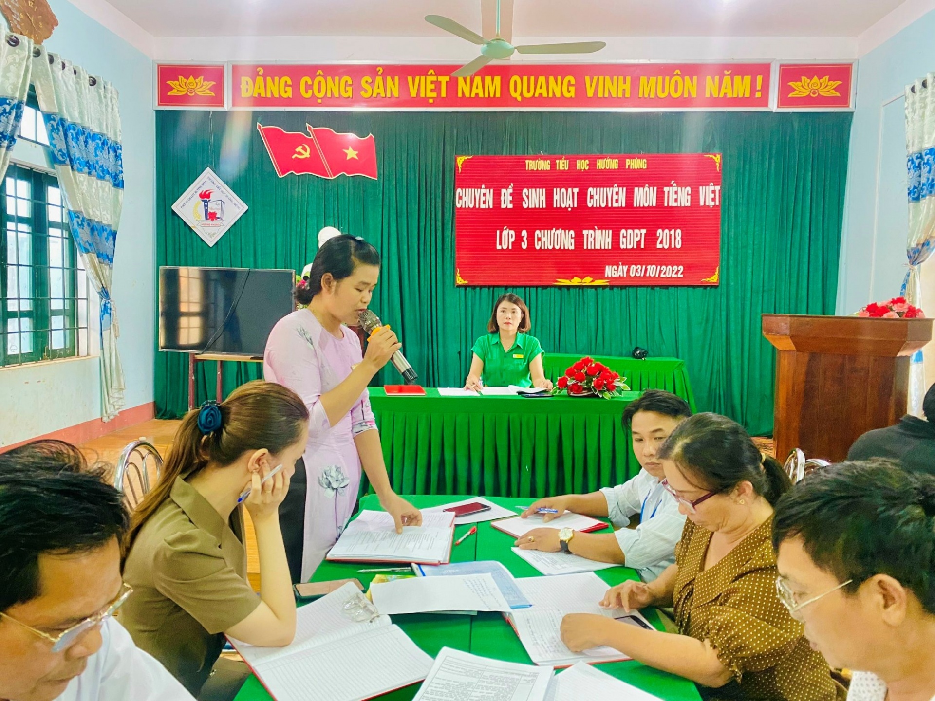 Bông hoa sống với nghề bằng trái tim nhiệt huyết và yêu thương Bông hoa sống với nghề bằng trái tim nhiệt huyết và yêu thương