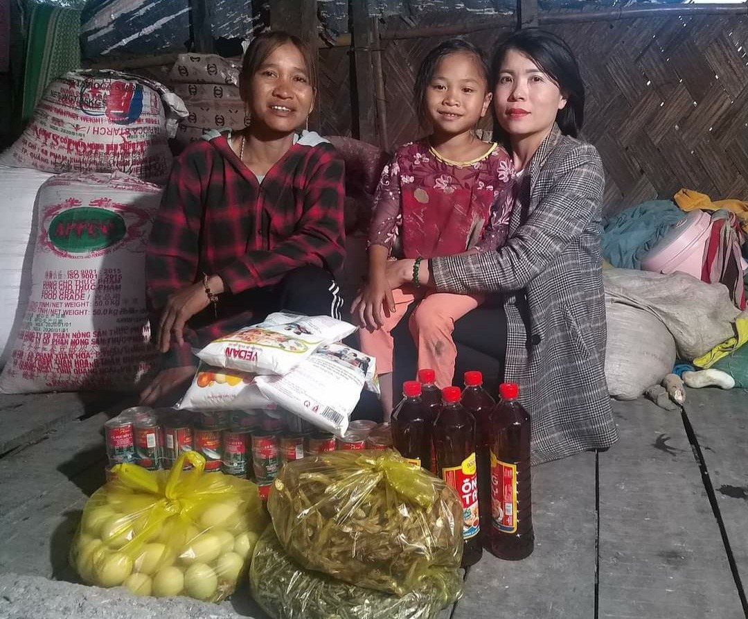 Bông hoa sống với nghề bằng trái tim nhiệt huyết và yêu thương Bông hoa sống với nghề bằng trái tim nhiệt huyết và yêu thương