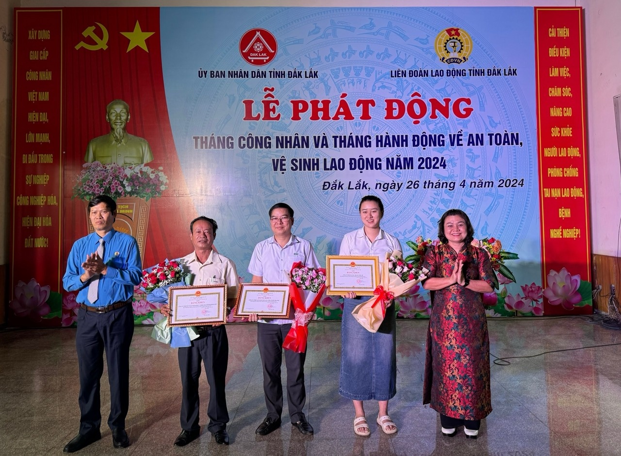 Công nhân Đắk Lắk phấn khởi dự lễ phát động Tháng Công nhân Công nhân Đắk Lắk phấn khởi dự lễ phát động Tháng Công nhân