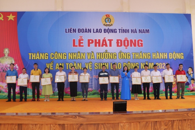 Công nhân lao động Hà Nam phấn khởi trong Lễ phát động Tháng Công nhân 2024 Công nhân lao động Hà Nam phấn khởi trong Lễ phát động Tháng Công nhân 2024