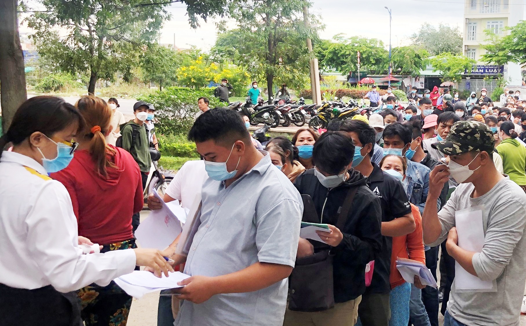 Công nhân với vòng luẩn quẩn rút bảo hiểm xã hội một lần Công nhân với vòng luẩn quẩn rút bảo hiểm xã hội một lần