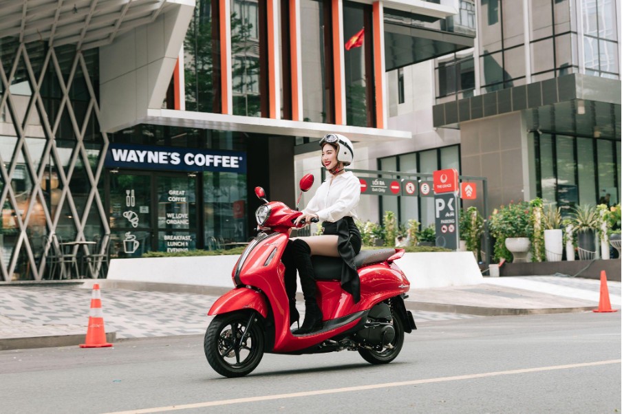 Hoa hậu Thùy Tiên phối đồ đơn giản nhưng vẫn thu hút ánh nhìn nhờ phụ kiện Hoa hậu Thùy Tiên phối đồ đơn giản nhưng vẫn thu hút ánh nhìn nhờ phụ kiện