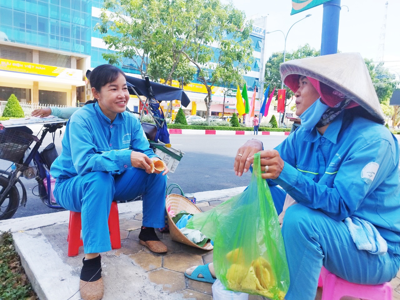 Công nhân vệ sinh gồng mình làm việc giữa cái nắng thiêu đốt