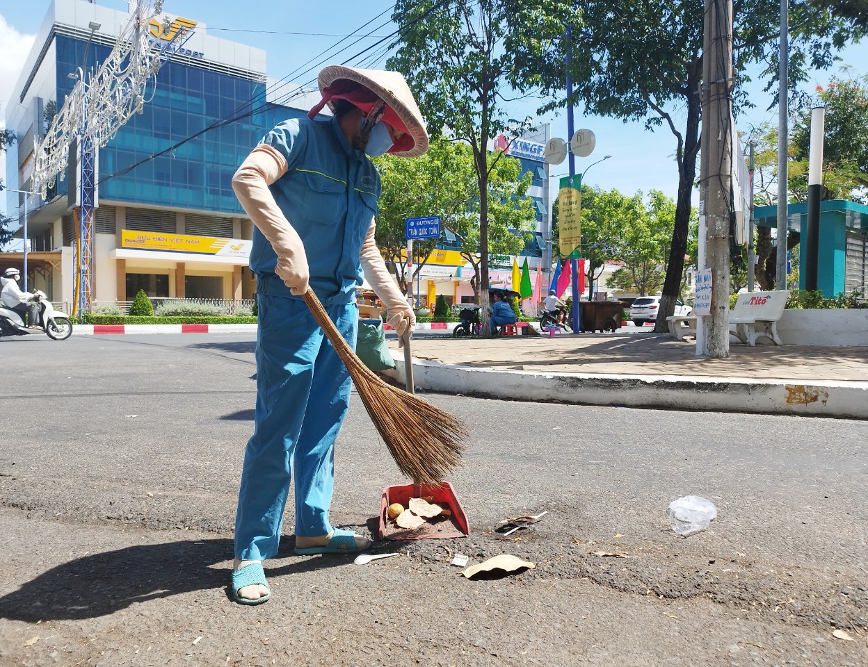 Công nhân vệ sinh gồng mình làm việc giữa cái nắng thiêu đốt