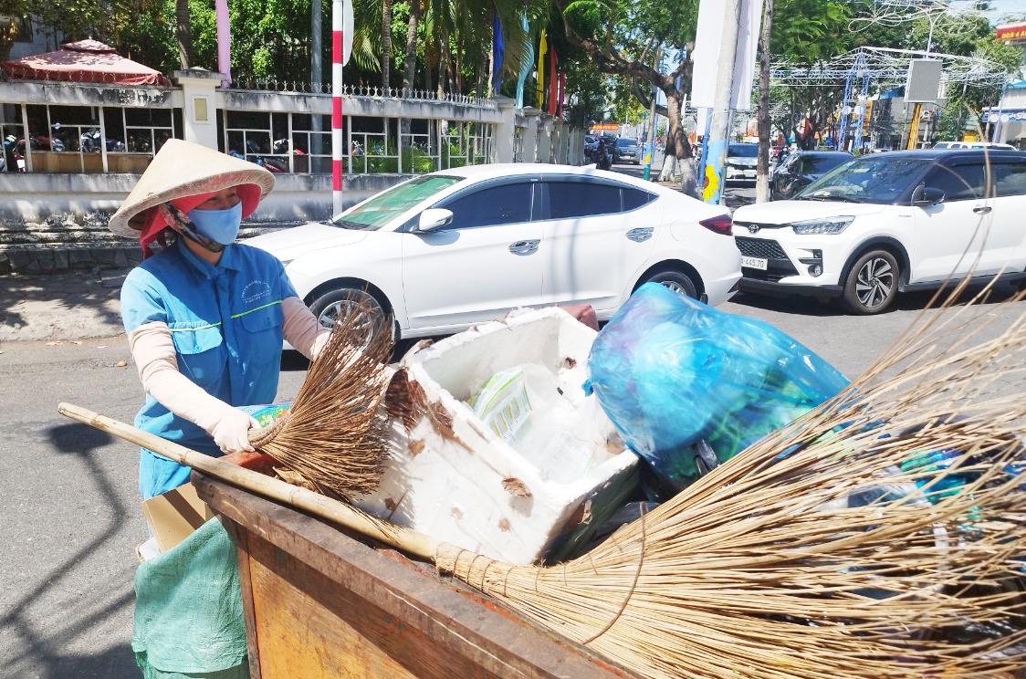 Công nhân vệ sinh gồng mình làm việc giữa cái nắng thiêu đốt